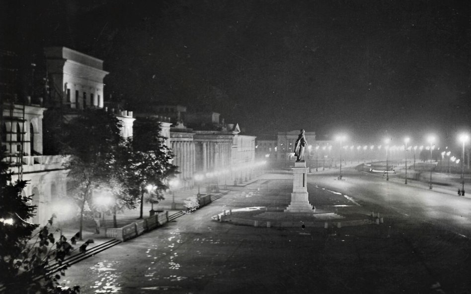 Pomnik Feliksa Dzierżyńskiego, wyniesionego na piedestał komunistycznego zbrodniarza, dzieło Zbignie