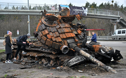 Zniszczony rosyjski czołg w rejonie Charkowa