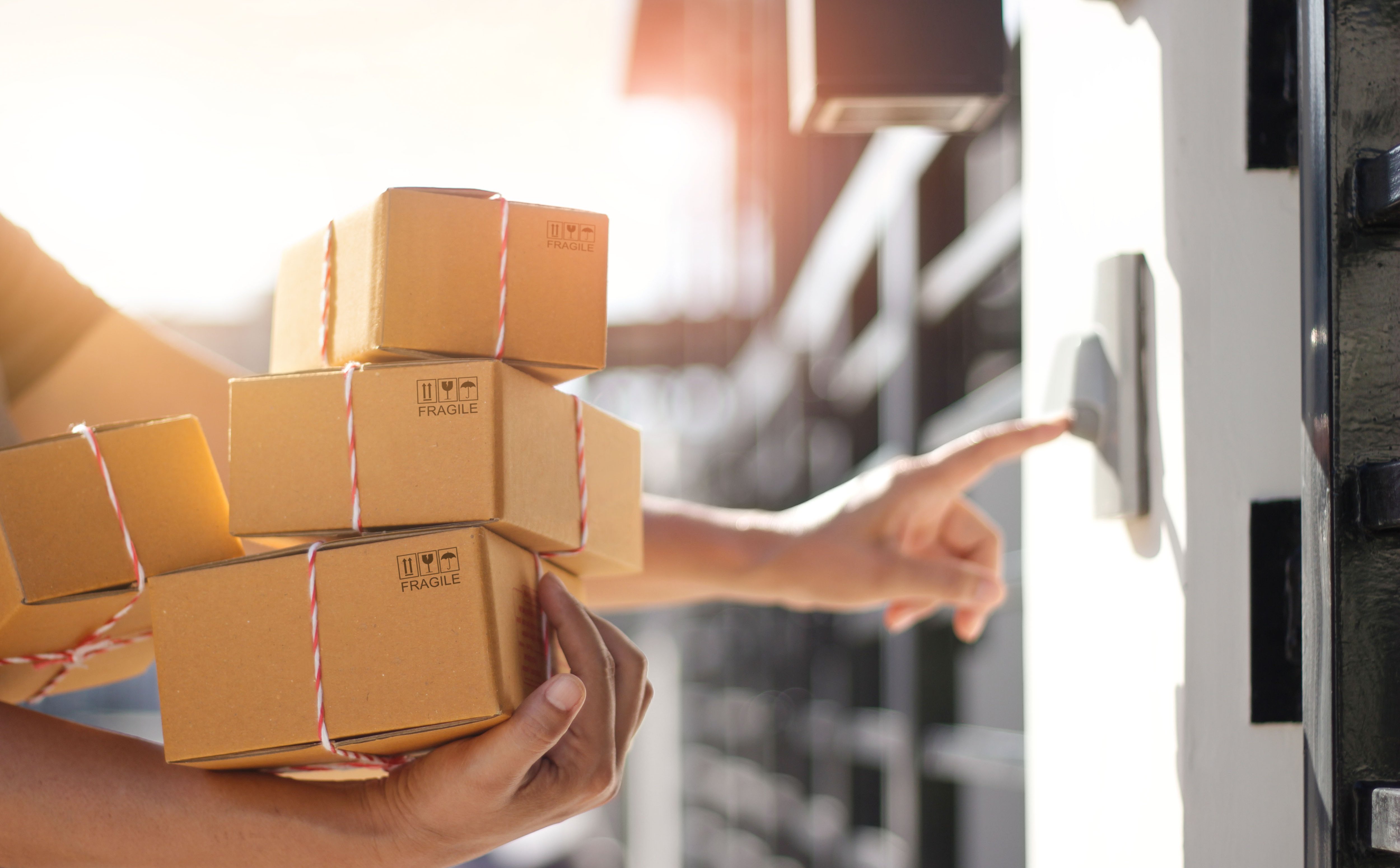 Temu, Shein i AliExpress pod lupą UE. Branża e-commerce domaga się zmian