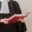 Kolor żabotu określi w swoim rozporządzeniu minister sprawiedliwości. Dotychczas w środowisku doradc