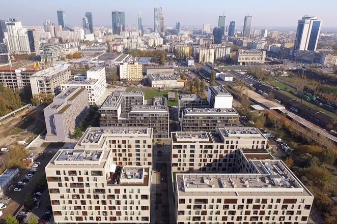 Dziś przy Kolejowej jest już osiedle mieszkaniowe „19. Dzielnica”.  Tak wyglądały jego początki w 20