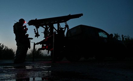 Ukraiński żołnierz przy zdobycznej wyrzutni Grad w obwodzie ługańskim