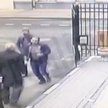Moment rozpoczęcia bójki, generał stoi tyłem. Nagranie z kamer monitoringu