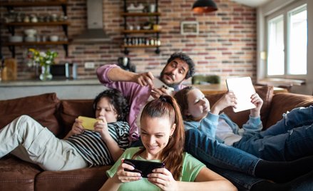 Aleksandra Ptak-Iglewska: Zabierając dzieciom telefony w szkołach, oddajemy im dzieciństwo.