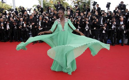 Aktorka Lupita Nyong'o pozująca na ceremonii otwarcia 68. Festiwalu Filmowego w Cannes.