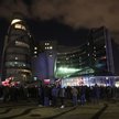 Uczestnicy protestu przed budynkiem TVP przy ulicy Woronicza w Warszawie