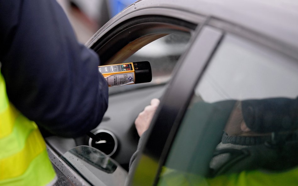 Patrol policji podczas kontroli na drodze