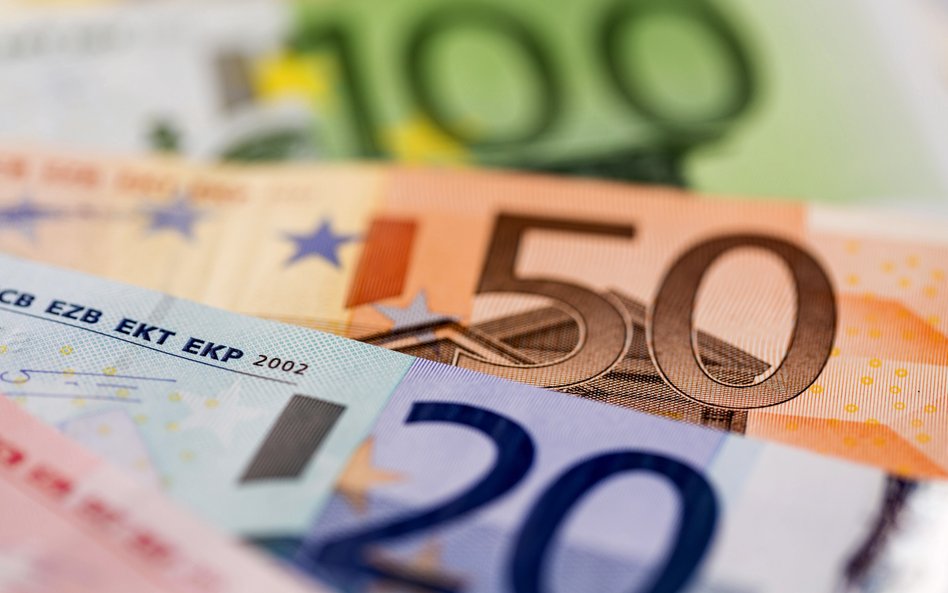 Ponad połowa Polaków czułaby się teraz bezpieczniej w strefie euro