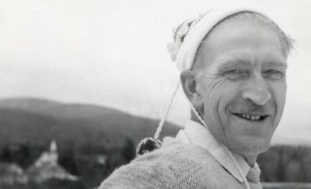 Jedno z ostatnich zdjęć pisarza, z kwietnia 1961 roku. Szpakowaty wąs, zadzierzysty uśmiech