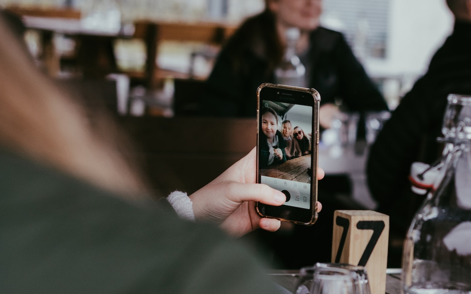 Restauracje, hotele, a nawet władze miast, zaczynają mieć dość influencerów.