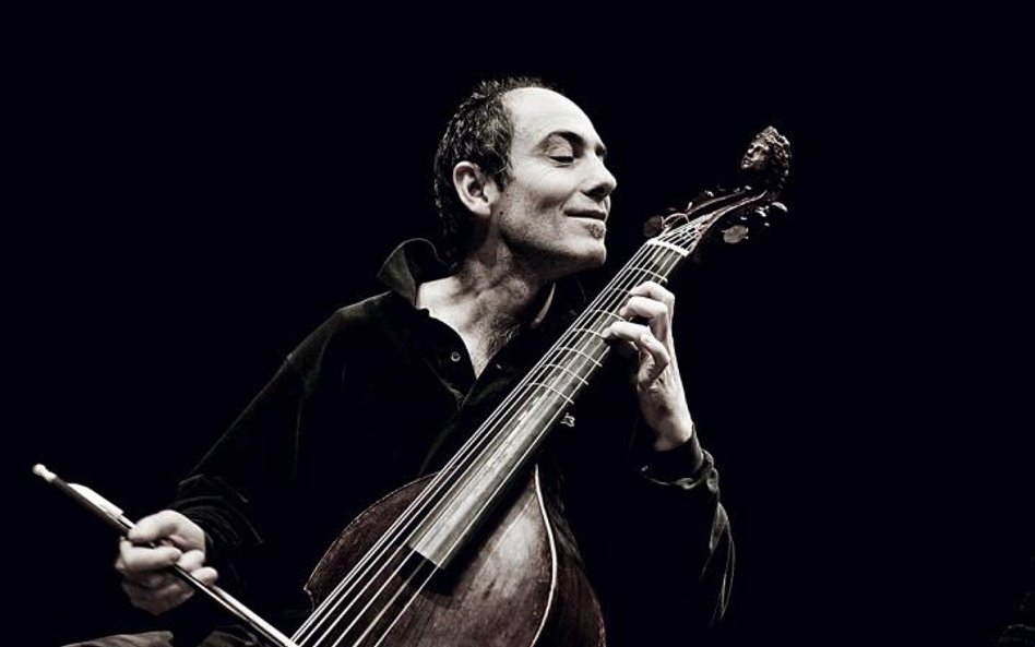 Paolo Pandolfo jest wirtuozem gry na dawnym instrumencie viola da gamba