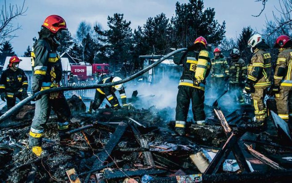 Zerwane dachy, połamane drzewa. Straż pożarna tylko z nazwy