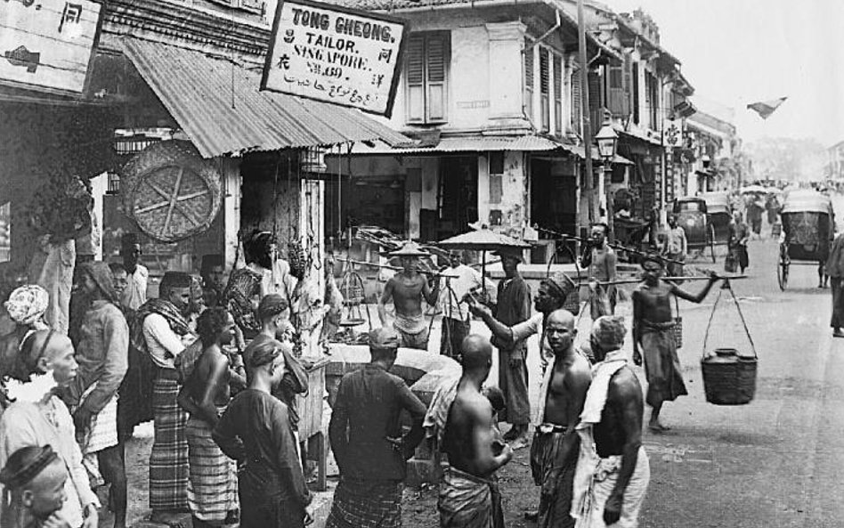 Ulica w Singapurze. Mijał szyldy po chińsku, zdobione czerwonymi lampionami: herbaciarnie, banki, wa