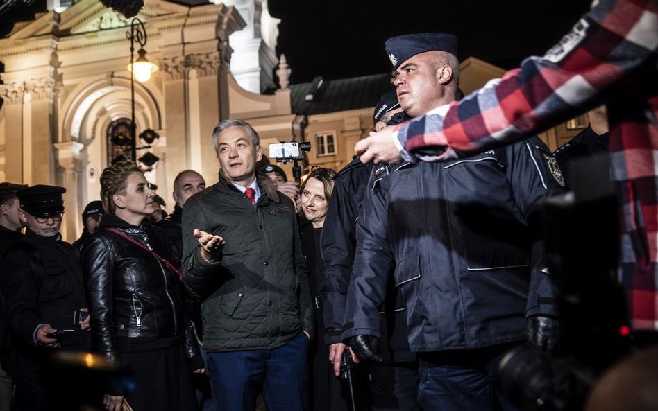 W poniedziałek działacze Wiosny chcieli wyświetlić film „Tylko nie mów nikomu" na fasadzie katedry p