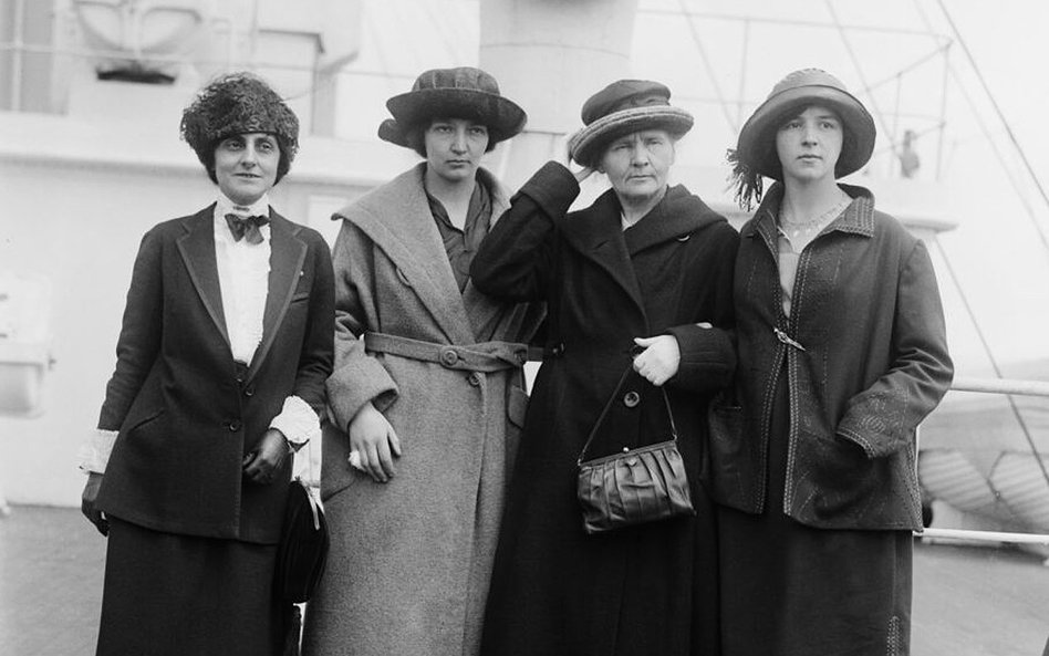 Amerykańska wyprawa noblistki po fundusze. Od lewej: Marie Meloney, Irena Curie, Maria Skłodowska- -