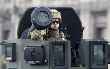 Ukraiński żołnierz z wyrzutnią pocisków przeciwpancernych Javelin