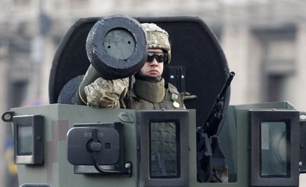 Ukraiński żołnierz z wyrzutnią pocisków przeciwpancernych Javelin