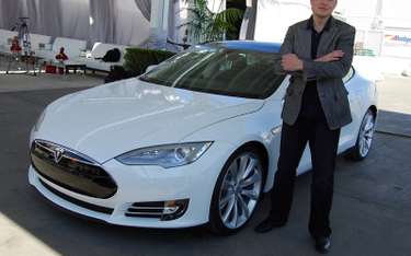 Mimo sporej popularności elektrycznych aut Tesla, firma Elona Muska wciąż przynosi straty