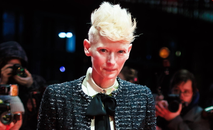 W odniesieniu do Tildy Swinton słowo aktorka nie wyczerpuje jej artystycznego profilu.