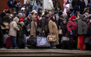 Cywile oczekujący na ewakuację na dworcu w Kramatorsku