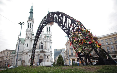 „Tęcza” z warszawskiego placu Zbawiciela, poręczny przedmiot w wojnie ideologicznej