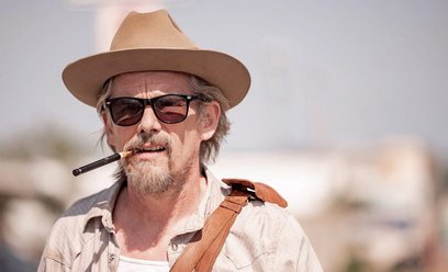 Ethan Hawke jako Lee Raybon w „Mrokach Tulsy”