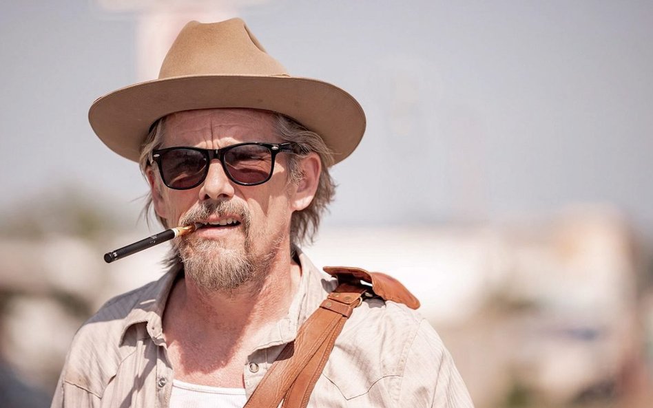 Ethan Hawke jako Lee Raybon w „Mrokach Tulsy”