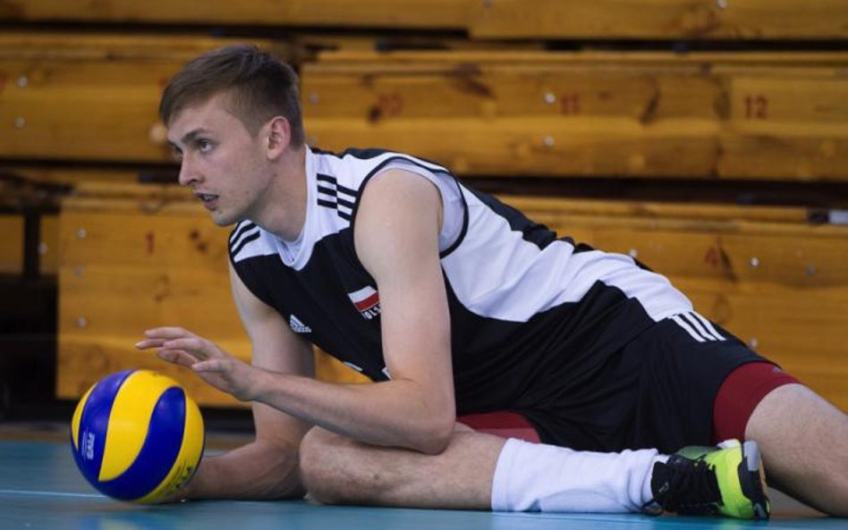 Mateusz Bieniek podczas treningu w Spale. Ten 21-letni siatkarz znakomicie wszedł do zespołu mistrzó