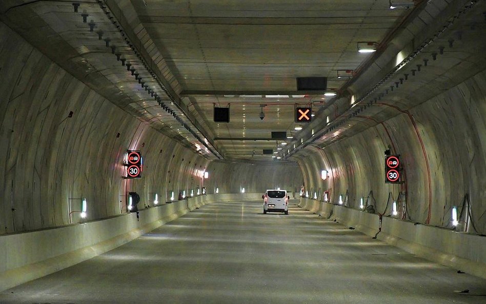 Miał być przejezdny przed wakacjami. Tunel w Świnoujściu z oficjalną datą otwarcia