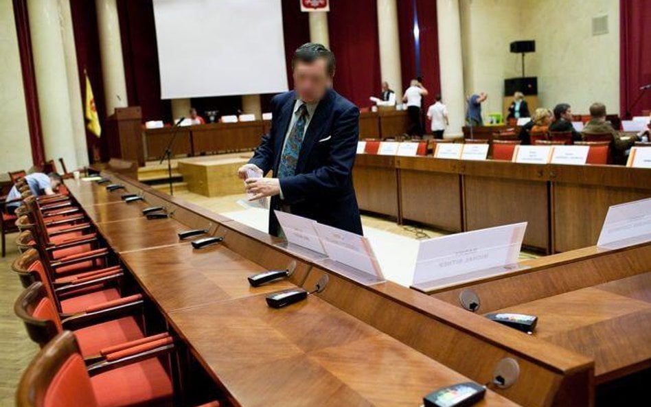 Kiedy skazany radny może stracić mandat