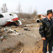 Rosyjski funkcjonariusz na miejscu katastrofy polskiego samolotu