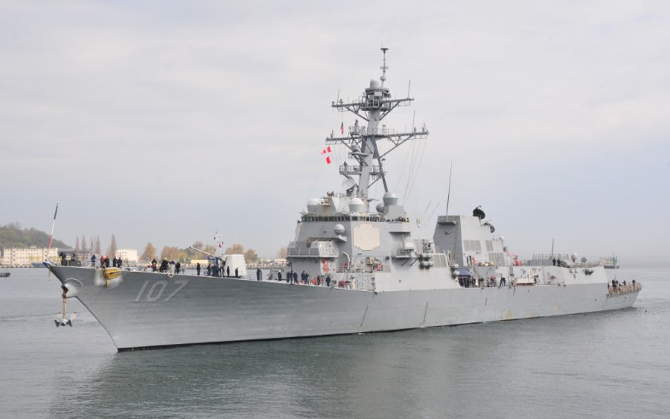 Niszczyciel rakietowy typu Arleigh Burke Flight IIA USS Gravely (DDG 107) wchodzi do portu w Gdyni.