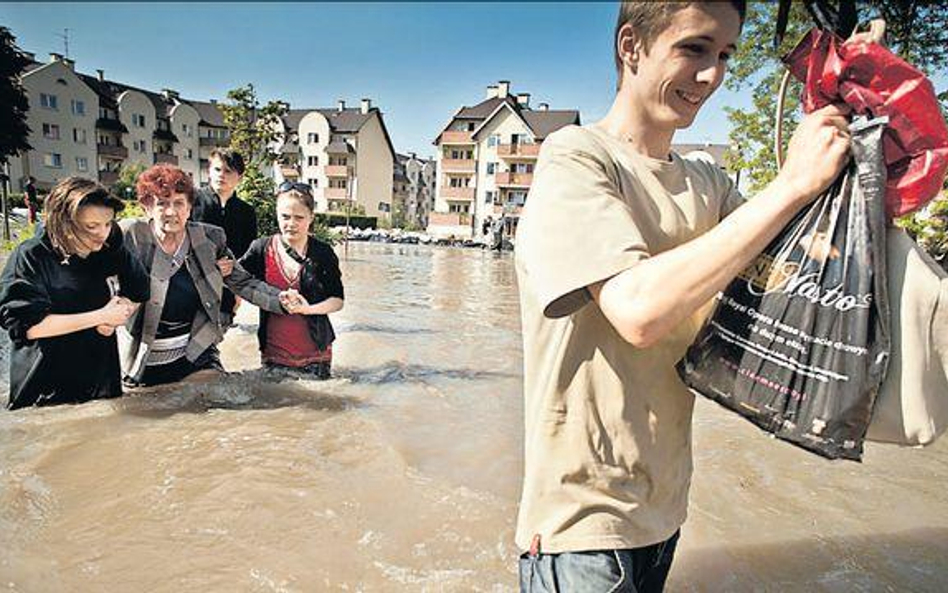 Zablokowanie m.in. przez działkowiczów budowy wałów spowodowało ponowne po 13 latach zalanie wrocław