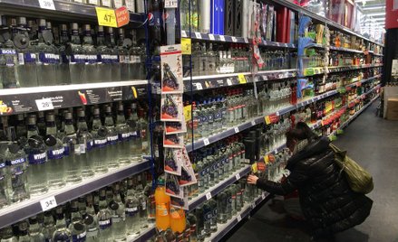 Będą podatki: od cukru, reklam suplementów i alkoholi "małpek"