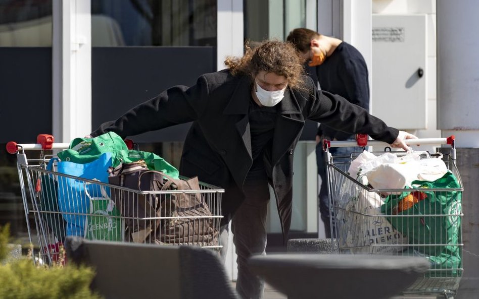 Ucieczka z dużych centrów do sklepów jak najbliżej domu