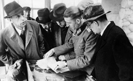 Przedmioty znalezione w Katyniu (na zdjęciu z 14 kwietnia 1943 r. niemiecki oficer przedstawia je cz