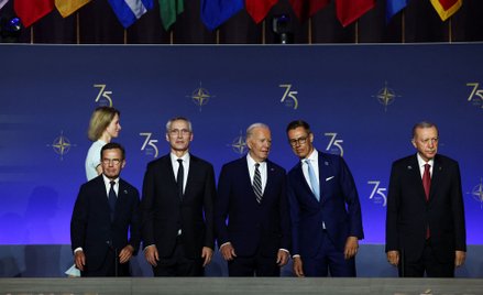 Alexander Stubb (drugi od prawej) rozmawiał z Joe Bidenem przez ok. 15 minut w czasie otwarcia szczy