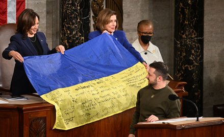 Wiceprezydent USA Kamala Harris i spiker Izby Reprezentantów Nancy Pelosi z ukraińską flagą od żołni