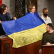 Wiceprezydent USA Kamala Harris i spiker Izby Reprezentantów Nancy Pelosi z ukraińską flagą od żołni