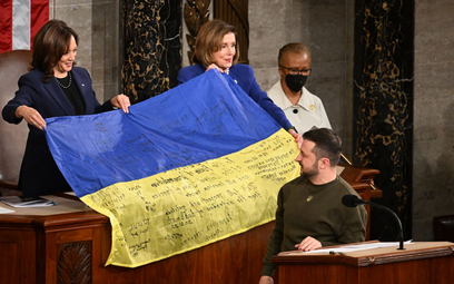 Wiceprezydent USA Kamala Harris i spiker Izby Reprezentantów Nancy Pelosi z ukraińską flagą od żołni