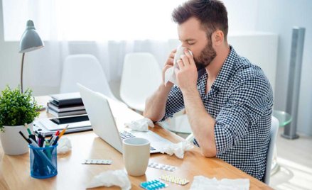 Gdy mamy niewielką infekcję, lepiej zostać w domu, niż iść do firmy