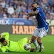 Piłkarz Lecha Poznań Mikael Ishak (P) i bramkarz Matheus Magalhaes (L) z Crvenej Zvezdy Belgrad podc