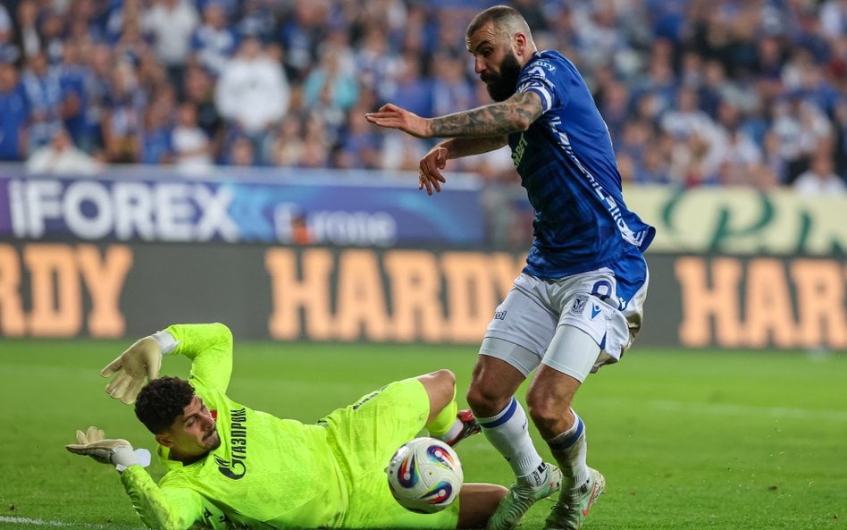 Piłkarz Lecha Poznań Mikael Ishak (P) i bramkarz Matheus Magalhaes (L) z Crvenej Zvezdy Belgrad podc
