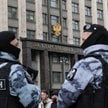 Funkcjonariusze służb porządkowych patrolują teren w pobliżu siedziby niższej izby rosyjskiego parla