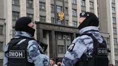 Funkcjonariusze służb porządkowych patrolują teren w pobliżu siedziby niższej izby rosyjskiego parla