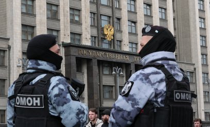 Funkcjonariusze służb porządkowych patrolują teren w pobliżu siedziby niższej izby rosyjskiego parla