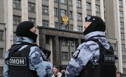 Funkcjonariusze służb porządkowych patrolują teren w pobliżu siedziby niższej izby rosyjskiego parla