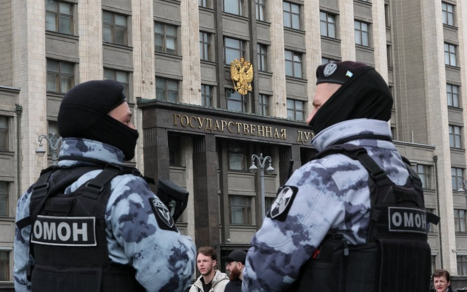 Funkcjonariusze służb porządkowych patrolują teren w pobliżu siedziby niższej izby rosyjskiego parla