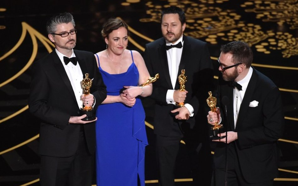 Oscar za najlepsze efekty specjalne - Ex Machina. Nagrodę odbierają Mark Williams Ardington, Sara Be