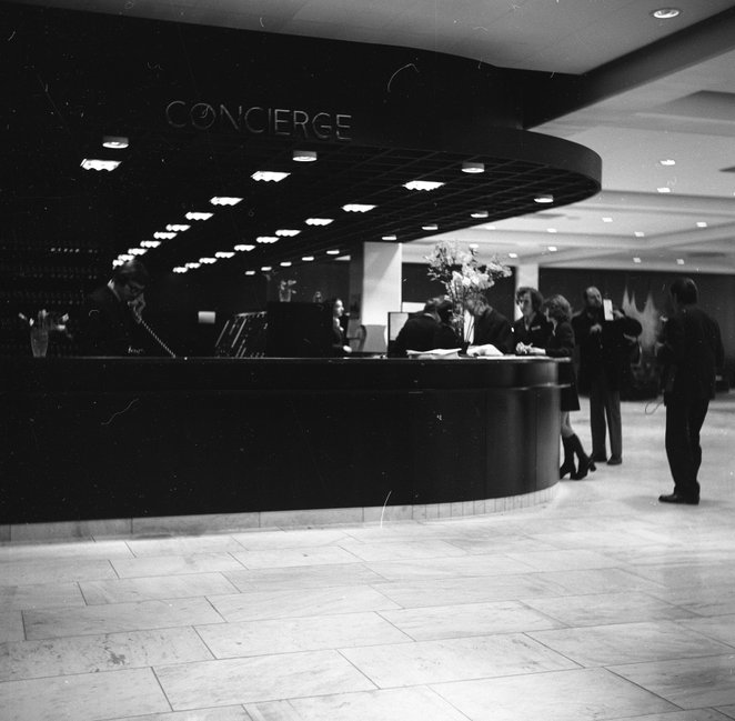 Milicjantka kazała mi opuścić hotel. Wróciłam, żeby zapłacić rachunek. Wówczas ona zaczęła krzyczeć 